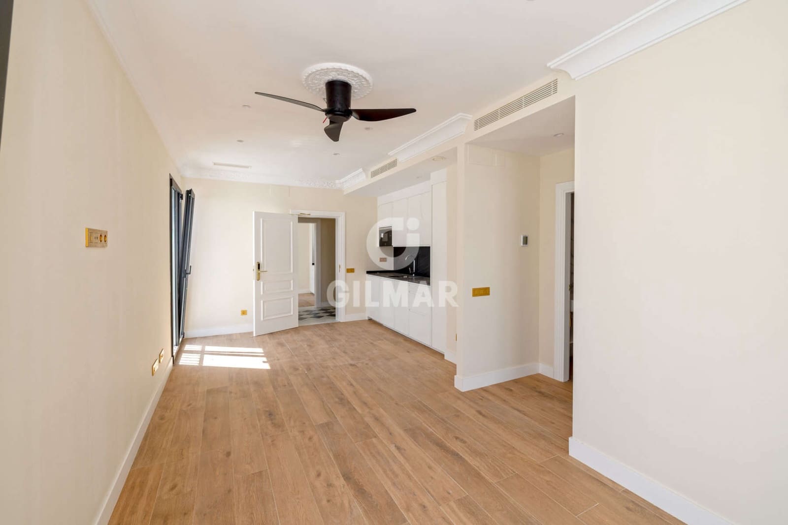 Hotel for sale in Estepona - € 4,300,000 (Ref: 9205906)