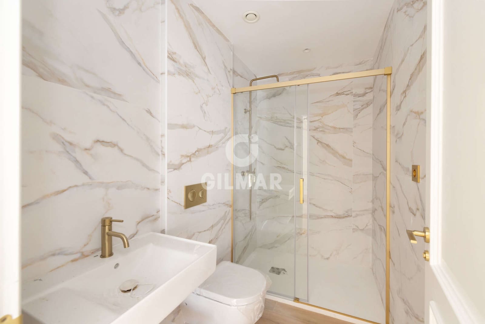 Hotel for sale in Estepona - € 4,300,000 (Ref: 9205906)