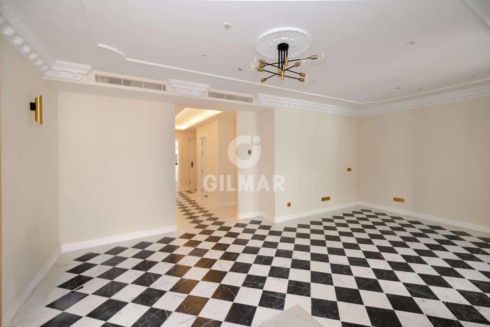 Hotel for sale in Estepona - € 4,300,000 (Ref: 9205906)