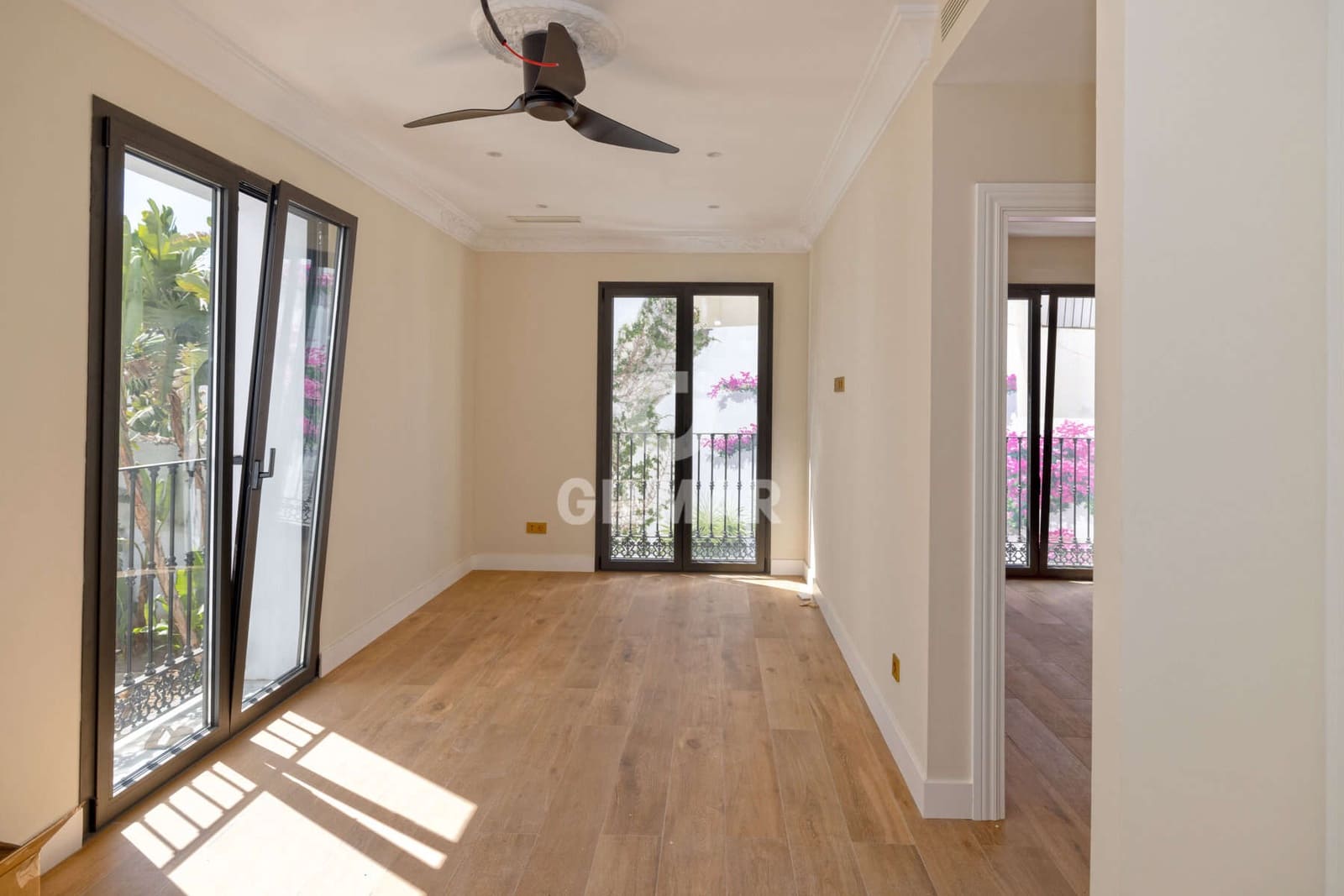 Hotel for sale in Estepona - € 4,300,000 (Ref: 9205906)