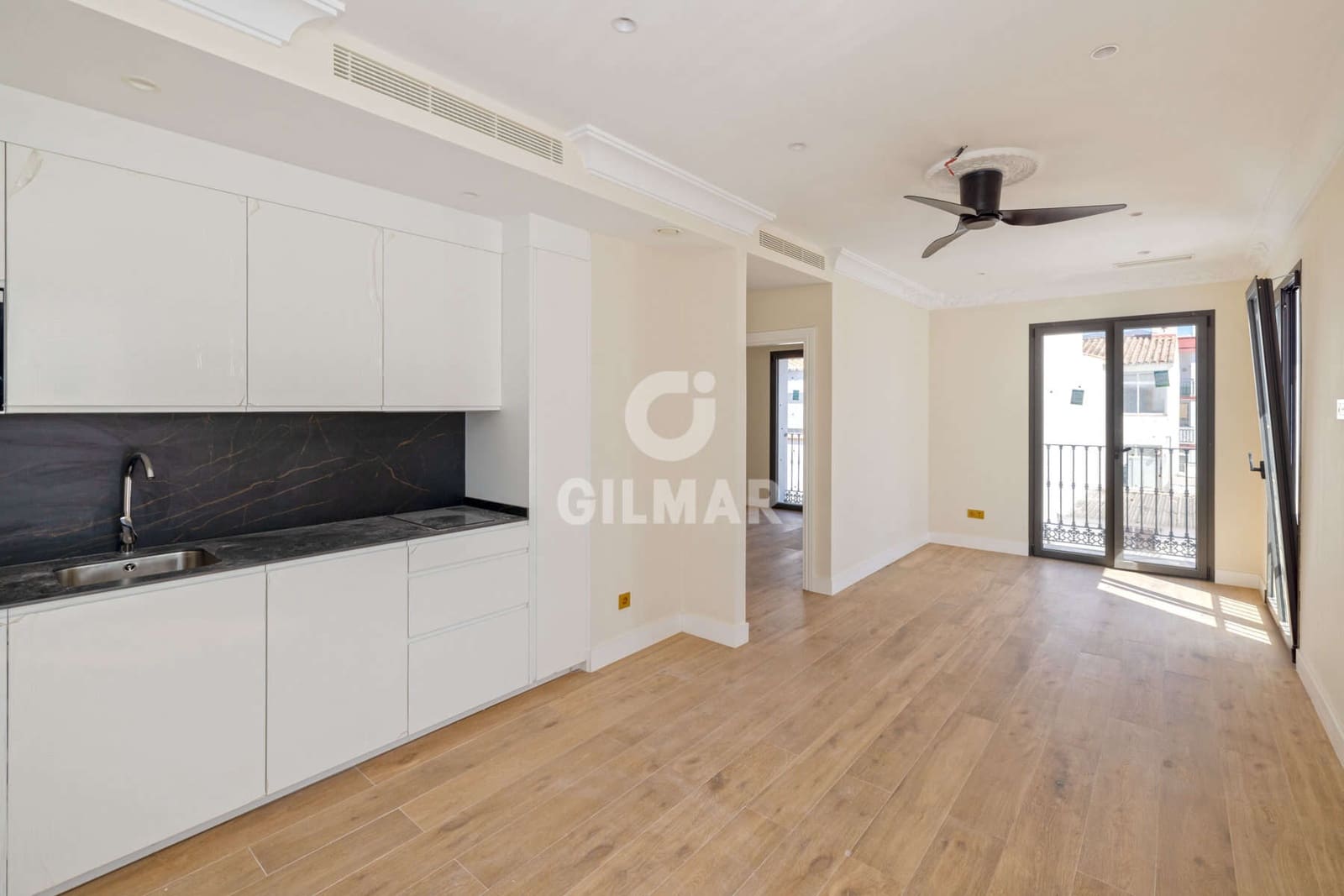 Hotel for sale in Estepona - € 4,300,000 (Ref: 9205906)