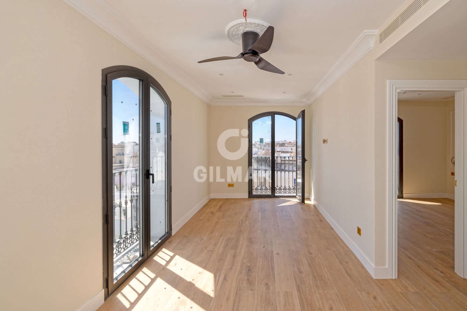 Hotel for sale in Estepona - € 4,300,000 (Ref: 9205906)