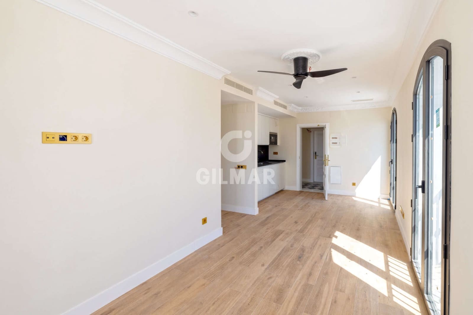 Hotel for sale in Estepona - € 4,300,000 (Ref: 9205906)