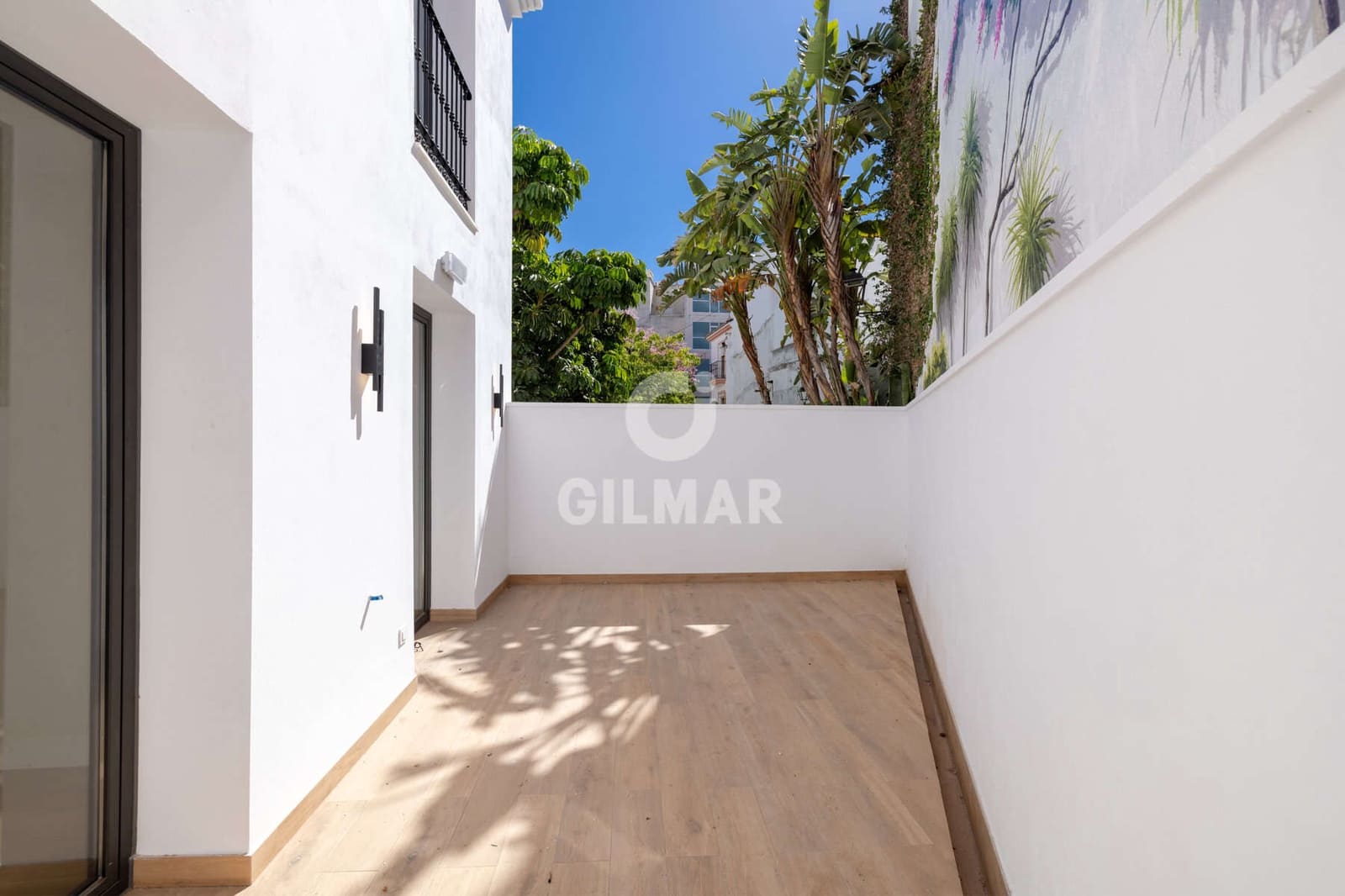 Hotel for sale in Estepona - € 4,300,000 (Ref: 9205906)