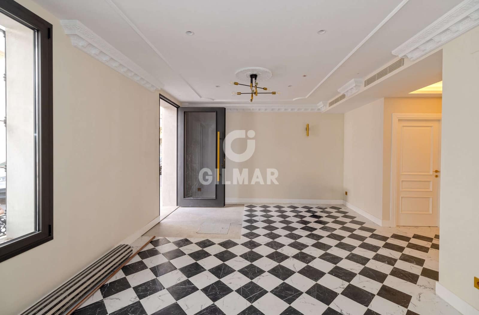 Hotel for sale in Estepona - € 4,300,000 (Ref: 9205906)