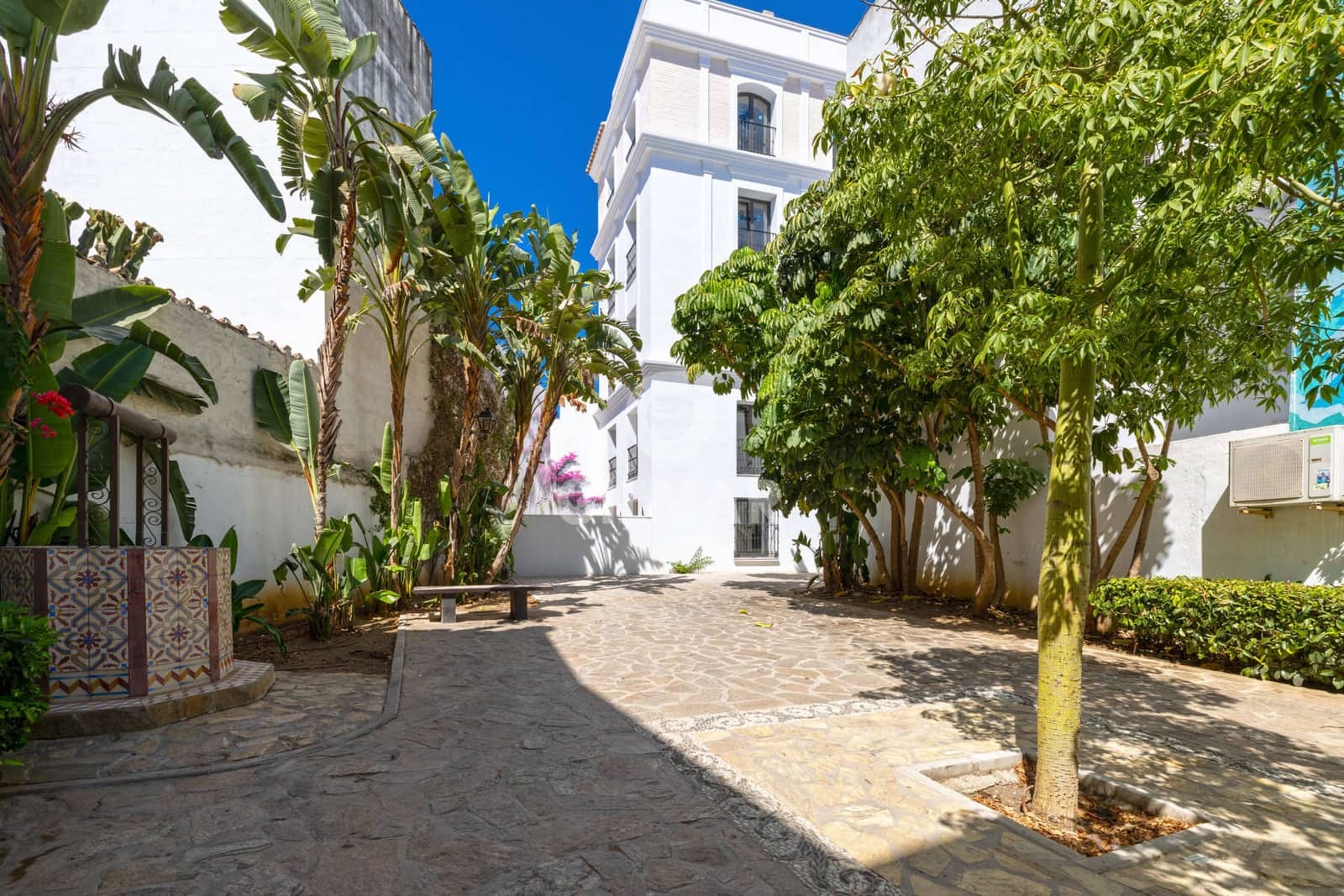 Hotel for sale in Estepona - € 4,300,000 (Ref: 9205906)