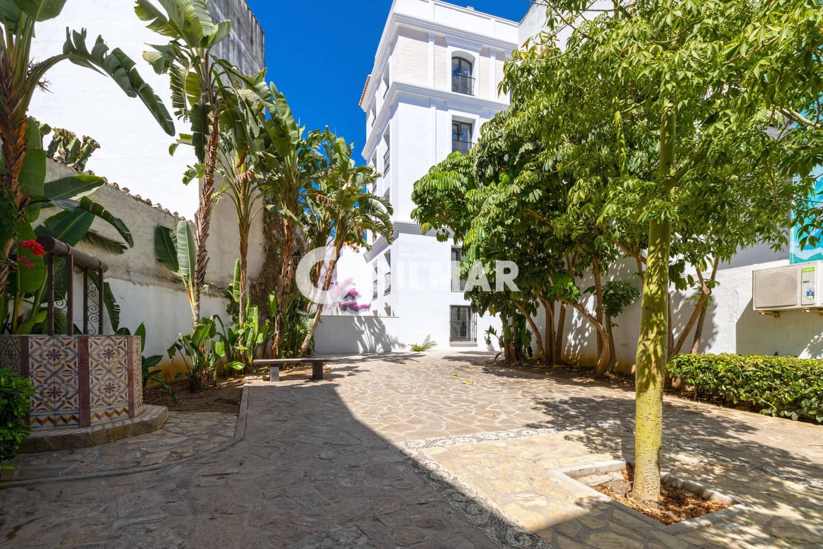 Hotel for sale in Estepona with garage - € 4,150,000 (Ref: 9205906)