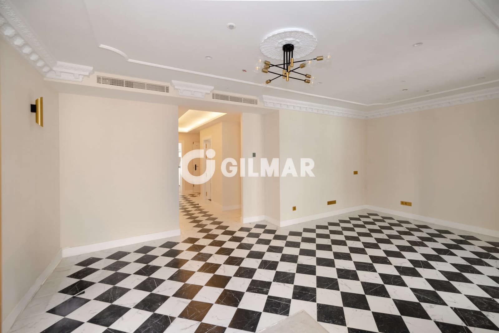 Hotel for sale in Estepona with garage - € 4,150,000 (Ref: 9205906)