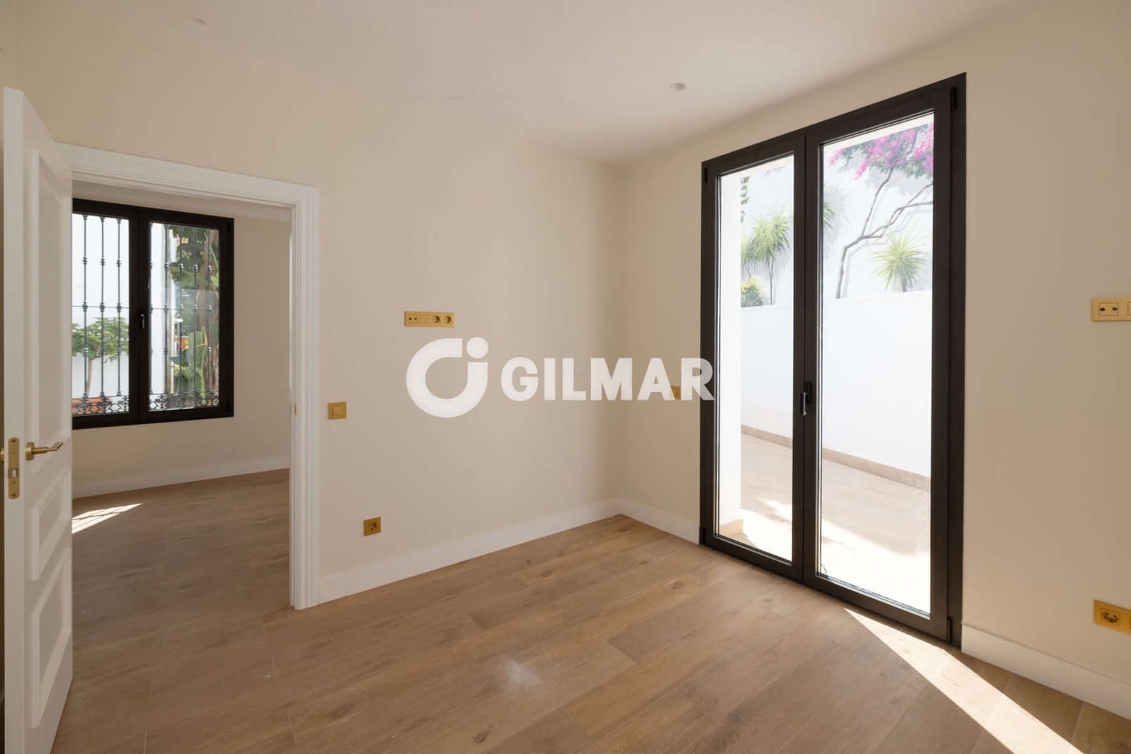 Hotel for sale in Estepona with garage - € 4,150,000 (Ref: 9205906)