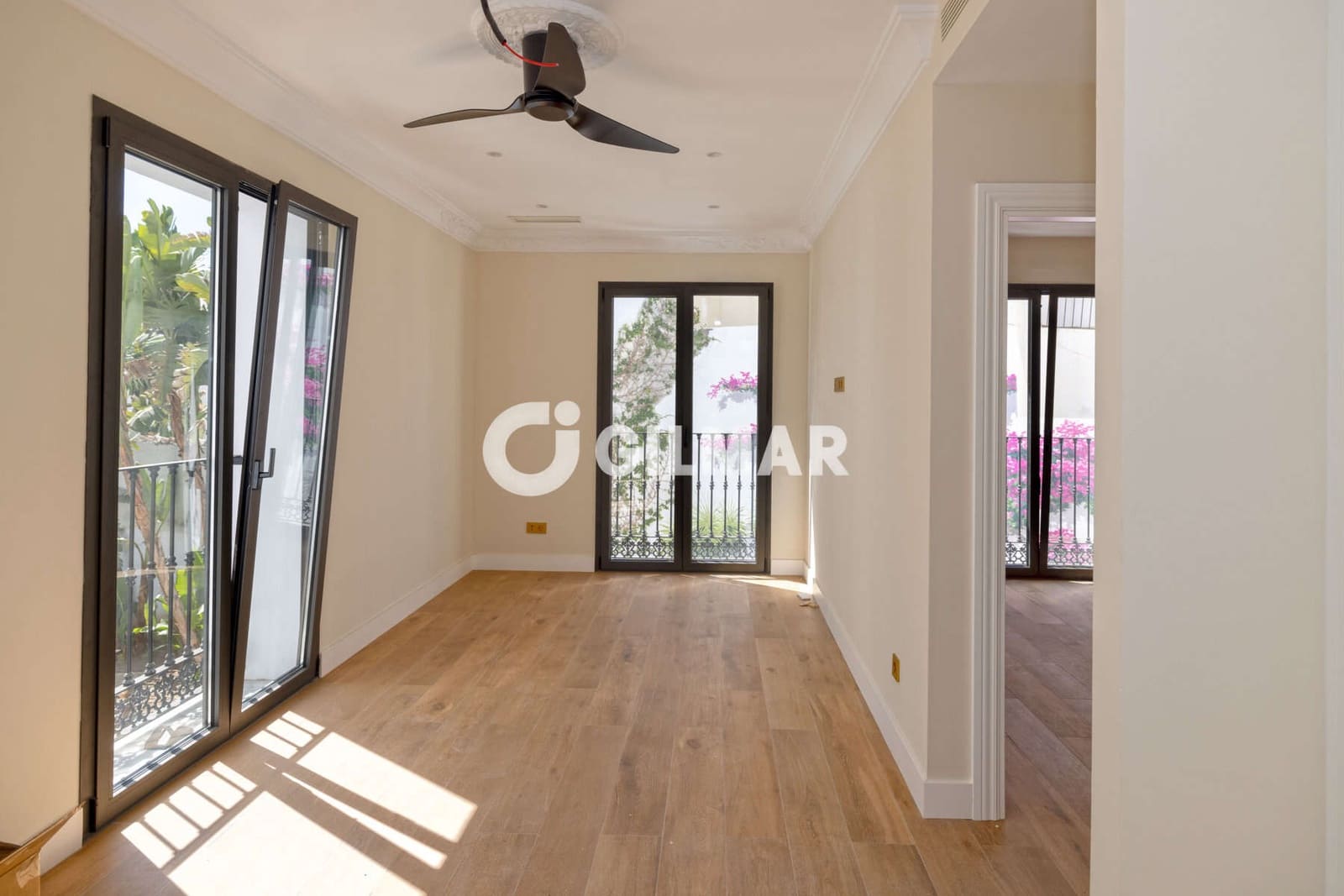Hotel for sale in Estepona with garage - € 4,150,000 (Ref: 9205906)