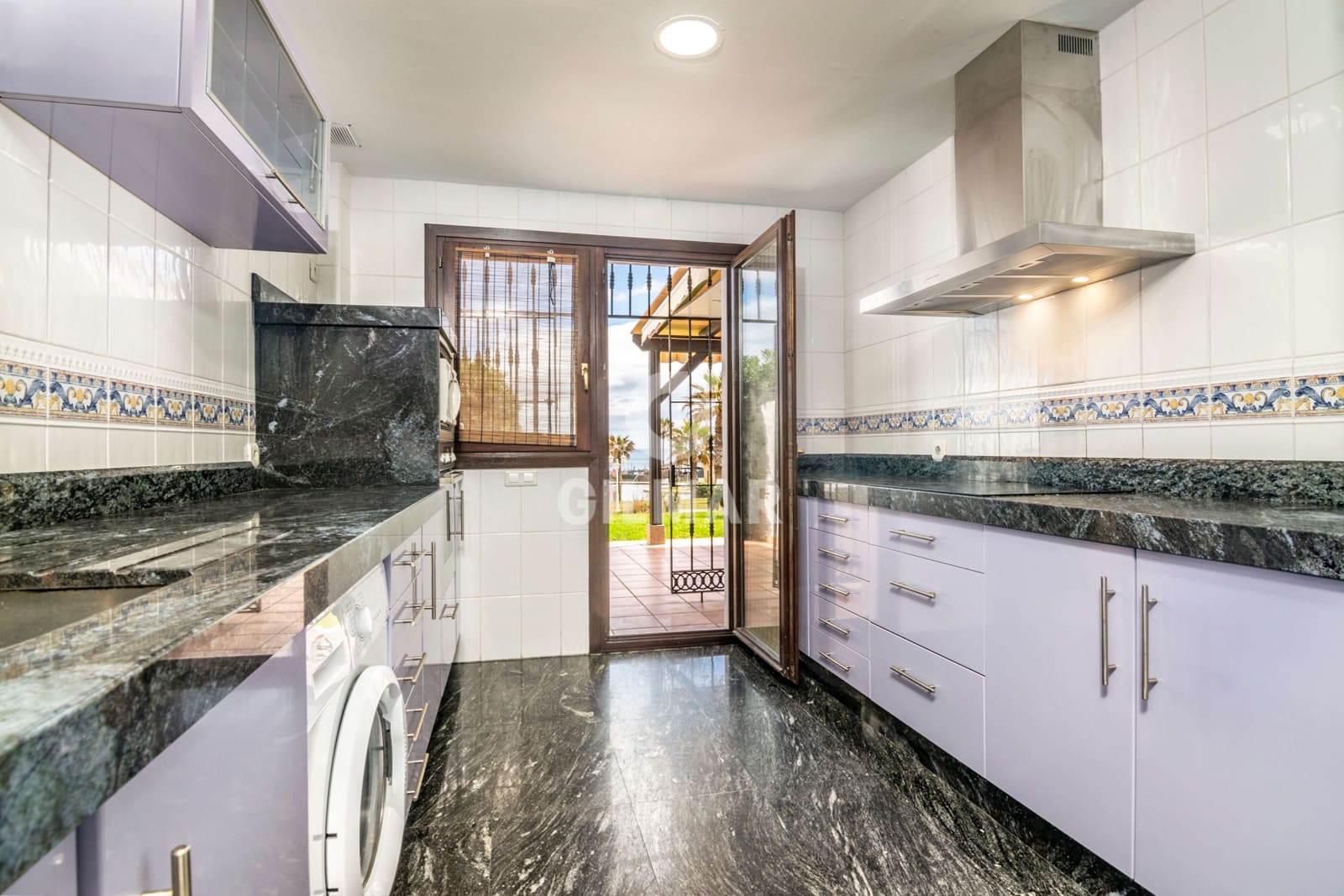 5 soverom Rekkehus til salgs i Manilva med svømmebasseng garasje - € 510 000 (Ref: 9205954)