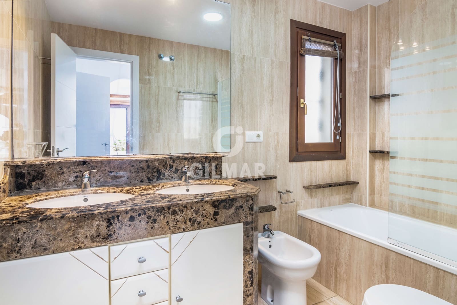 5 soverom Rekkehus til salgs i Manilva med svømmebasseng garasje - € 510 000 (Ref: 9205954)