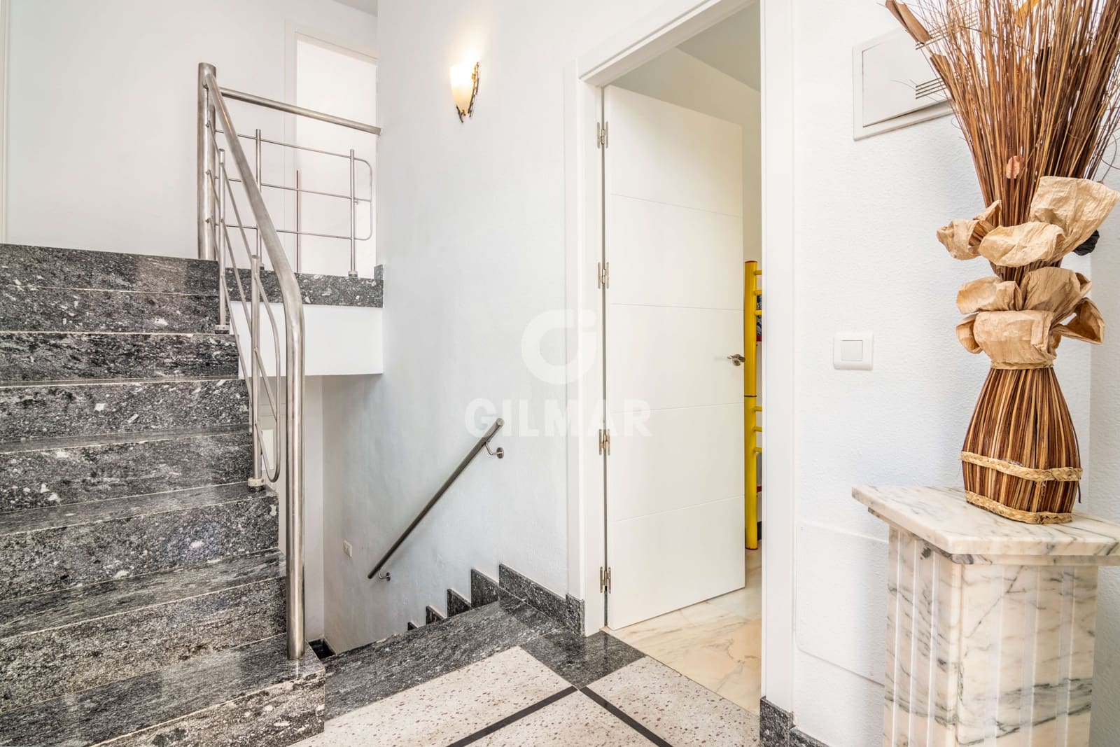 5 soverom Rekkehus til salgs i Manilva med svømmebasseng garasje - € 510 000 (Ref: 9205954)