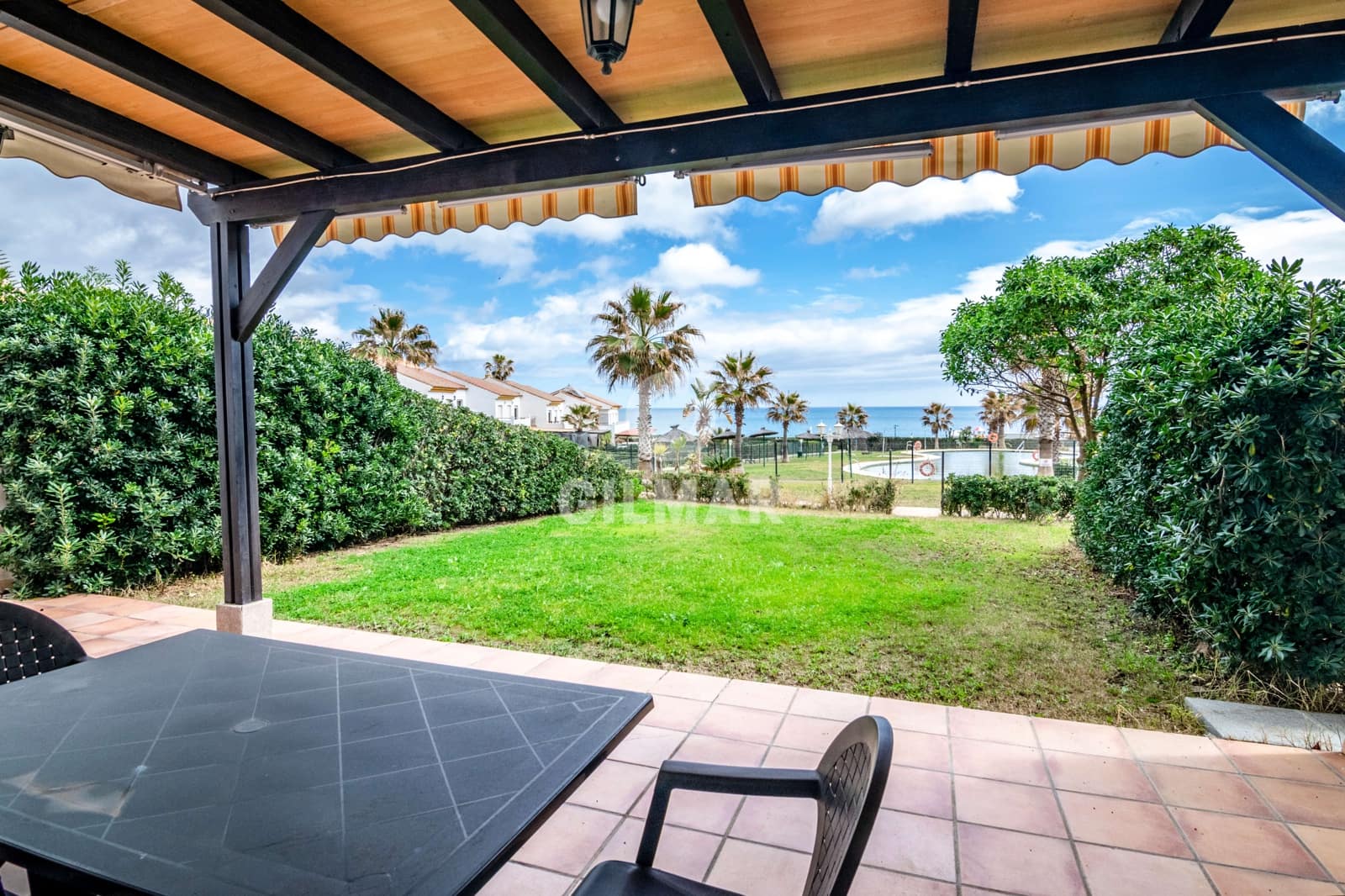 5 soverom Rekkehus til salgs i Manilva med svømmebasseng garasje - € 510 000 (Ref: 9205954)