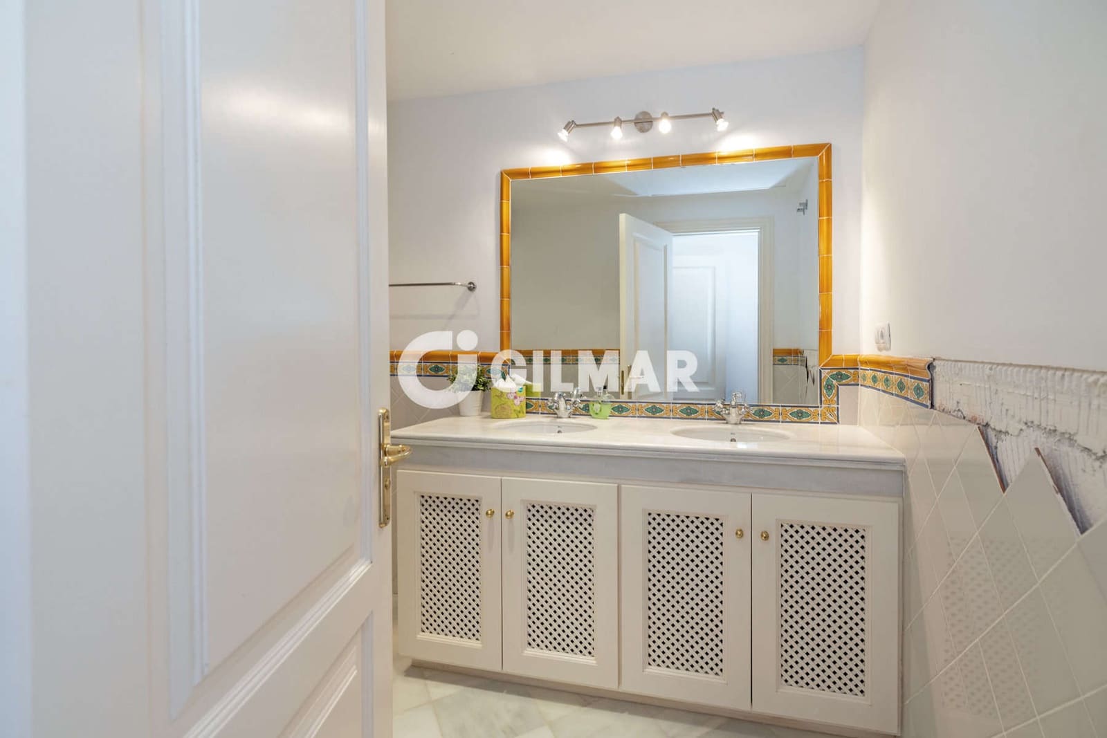 3 bedroom Terraced Villa for sale in Benahavis with pool garage - € 625,000 (Ref: 9205957)