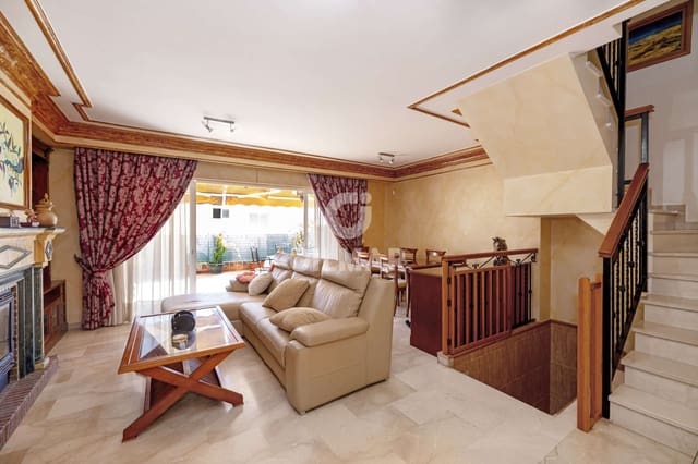 4 soveværelse Semi-Rækkehus til salg i Zona Calvario, Estepona - € 540.000 (Ref: 9205961)