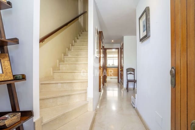 4 soveværelse Semi-Rækkehus til salg i Zona Calvario, Estepona med garage - € 650.000 (Ref: 9205975)