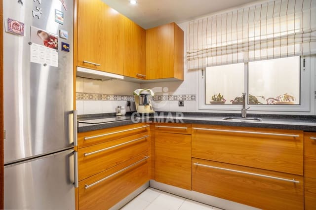 4 soveværelse Semi-Rækkehus til salg i Zona Calvario, Estepona med garage - € 650.000 (Ref: 9205975)