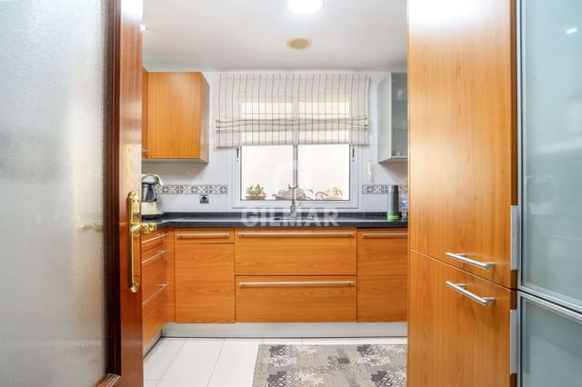 4 soveværelse Semi-Rækkehus til salg i Zona Calvario, Estepona med garage - € 650.000 (Ref: 9205975)