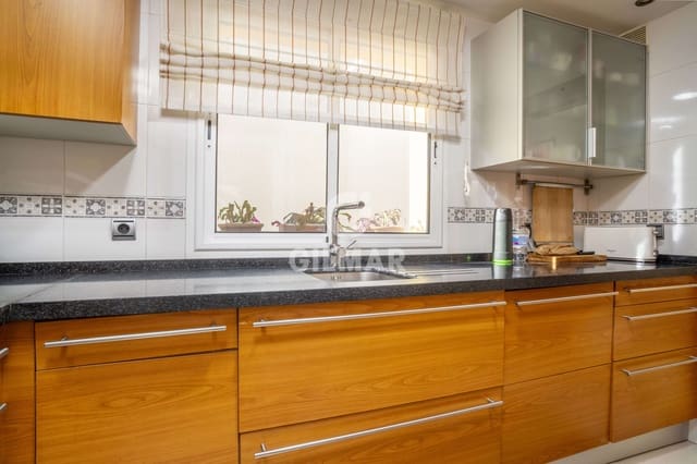 4 soveværelse Semi-Rækkehus til salg i Zona Calvario, Estepona med garage - € 650.000 (Ref: 9205975)