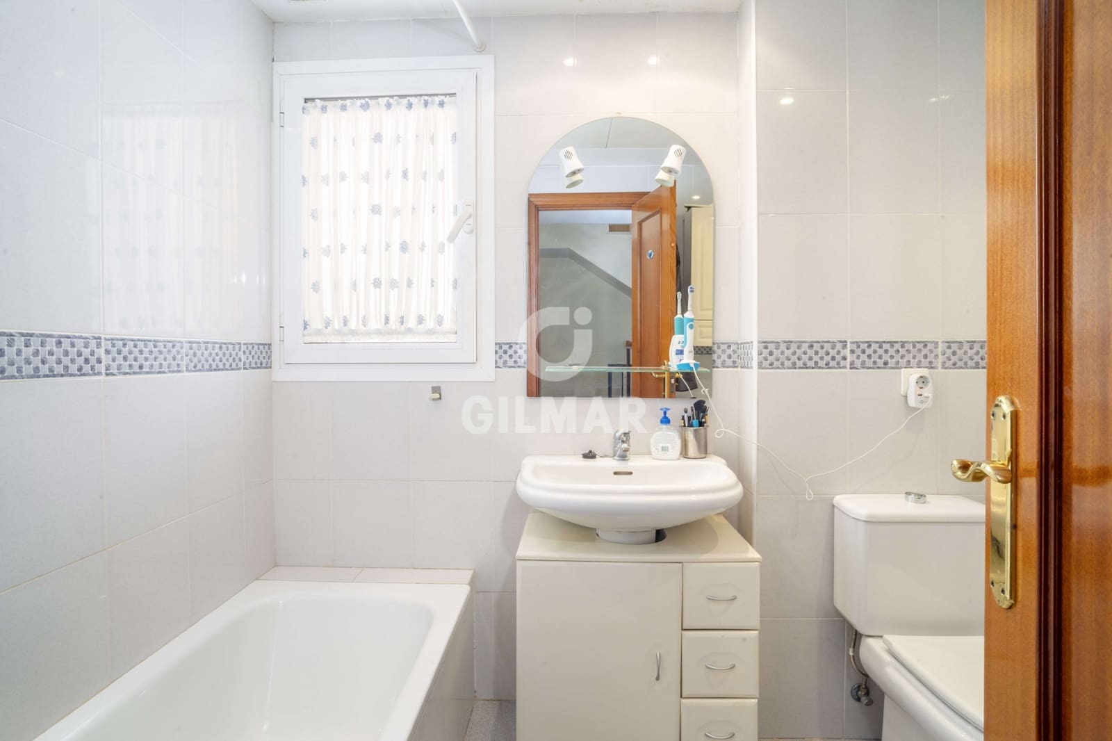 4 soverom Kjedet enebolig til salgs i Estepona med garasje - € 650 000 (Ref: 9205975)