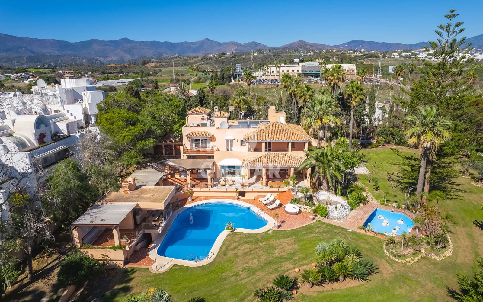8 quarto Moradia para venda em Estepona com piscina garagem - 6 800 000 € (Ref: 9205983)