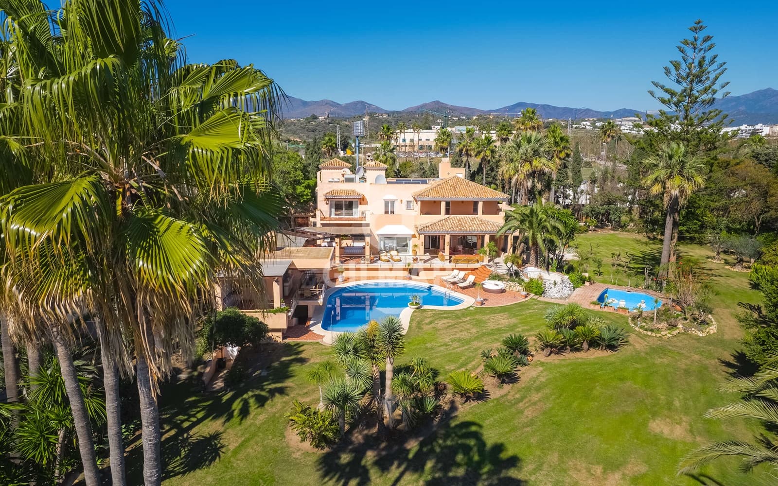 8 quarto Moradia para venda em Estepona com piscina garagem - 6 800 000 € (Ref: 9205983)