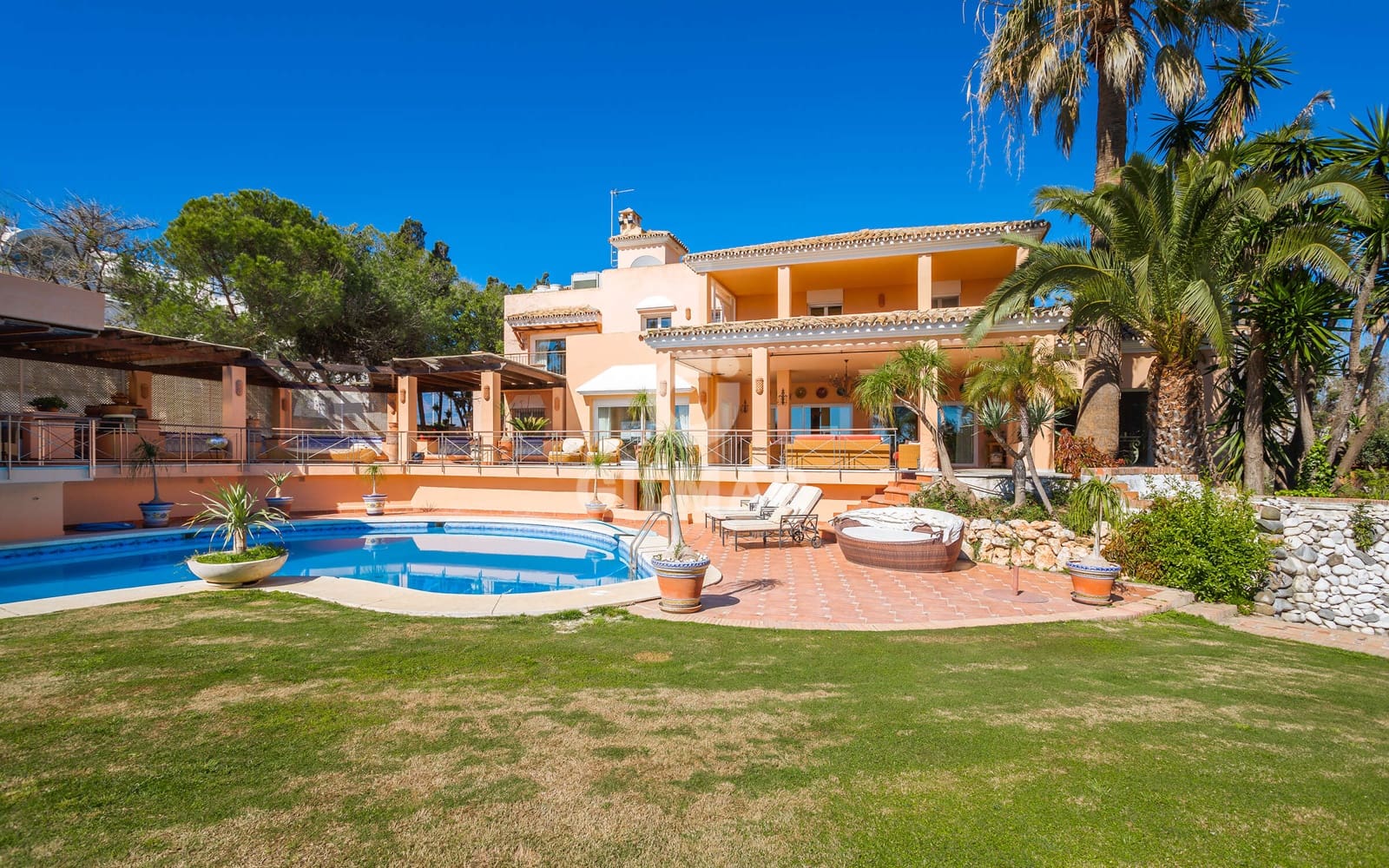 8 quarto Moradia para venda em Estepona com piscina garagem - 6 800 000 € (Ref: 9205983)
