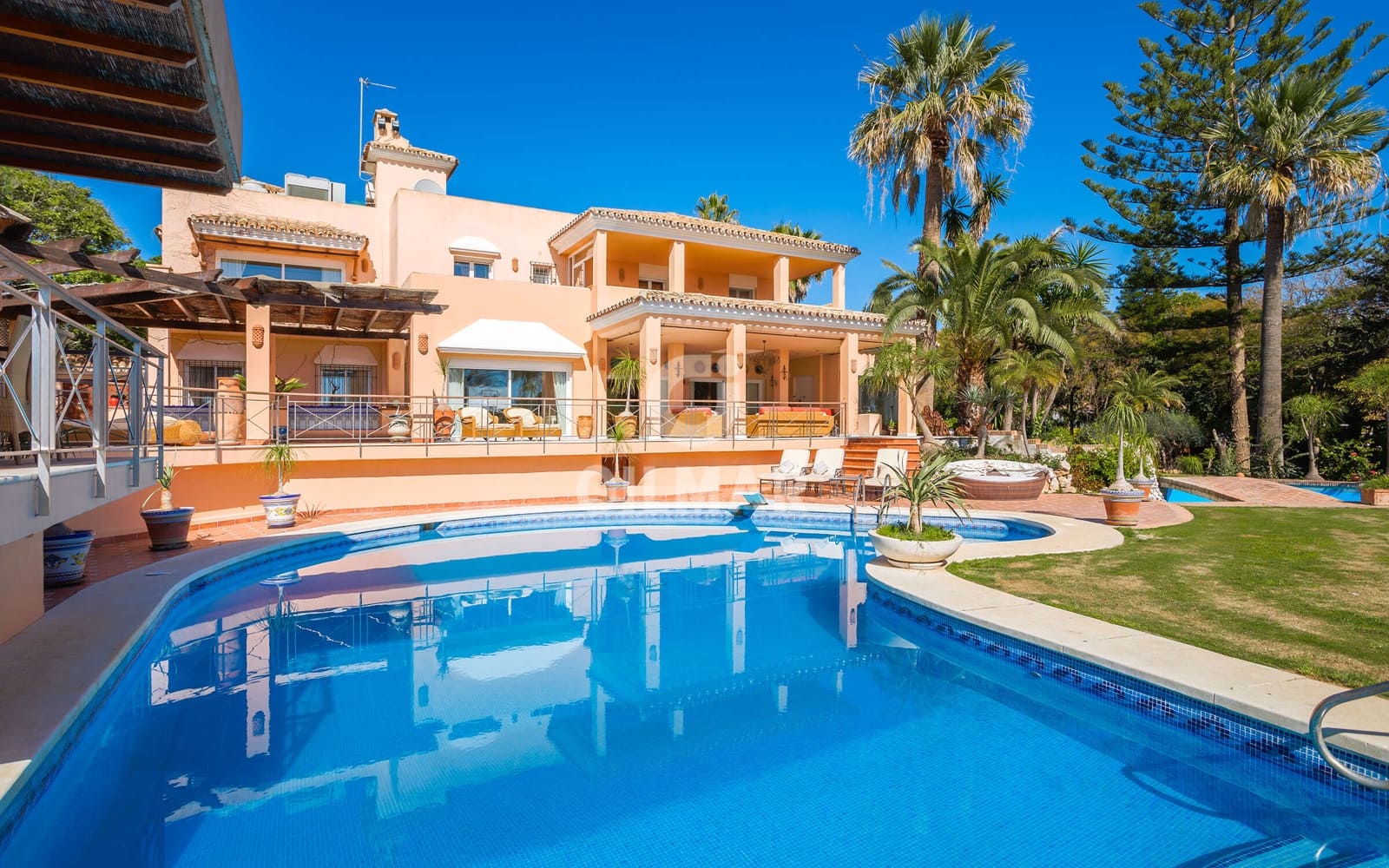 8 quarto Moradia para venda em Estepona com piscina garagem - 6 800 000 € (Ref: 9205983)