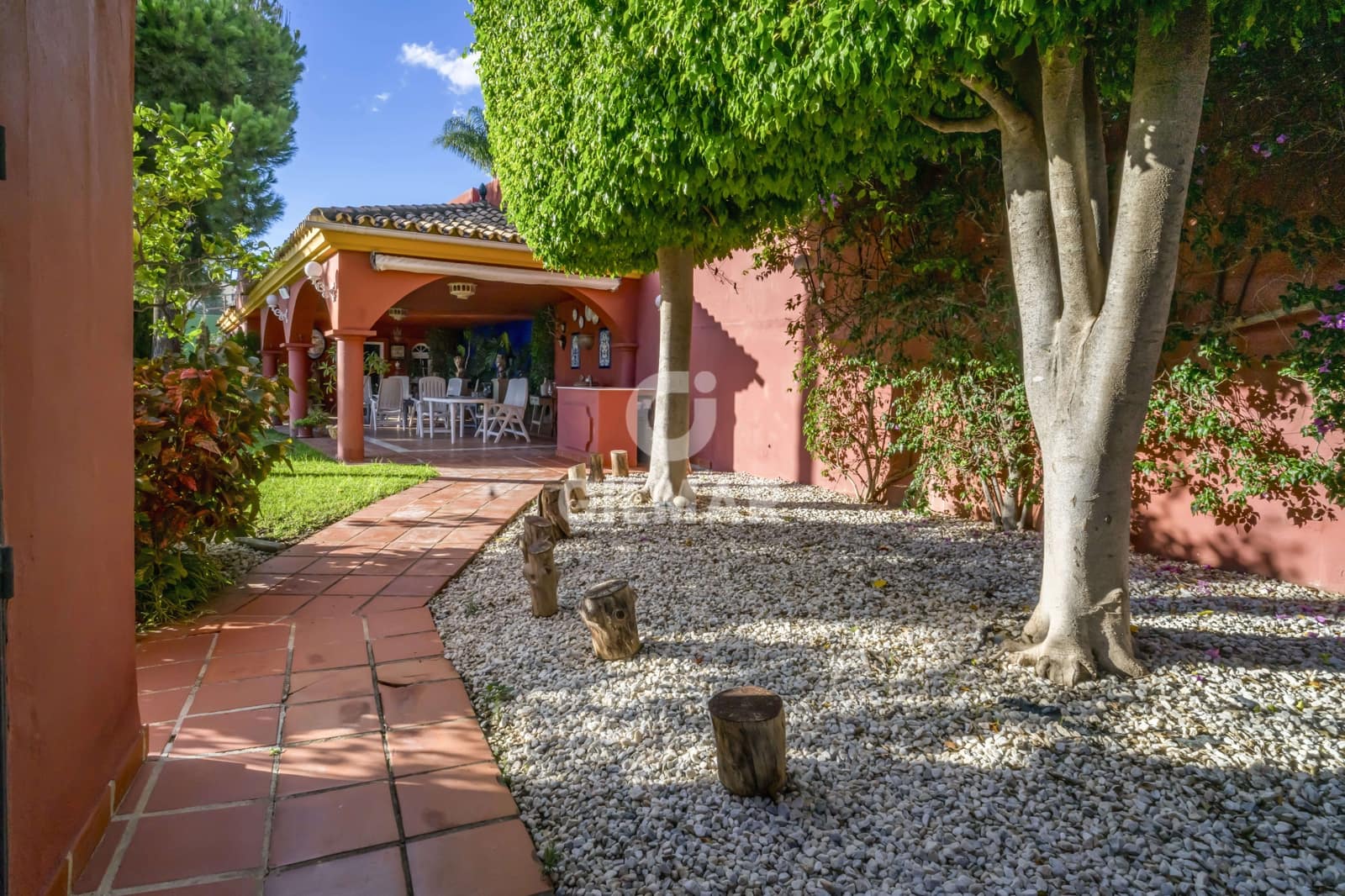 7 bedroom Villa for sale in Estepona with pool garage - € 3,800,000 (Ref: 9205987)