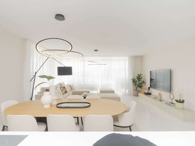 3 makuuhuone Asunto myytävänä paikassa Puerto de Estepona, Estepona mukana uima-altaan 
autotalli - 940 000 € (Ref: 9205996)