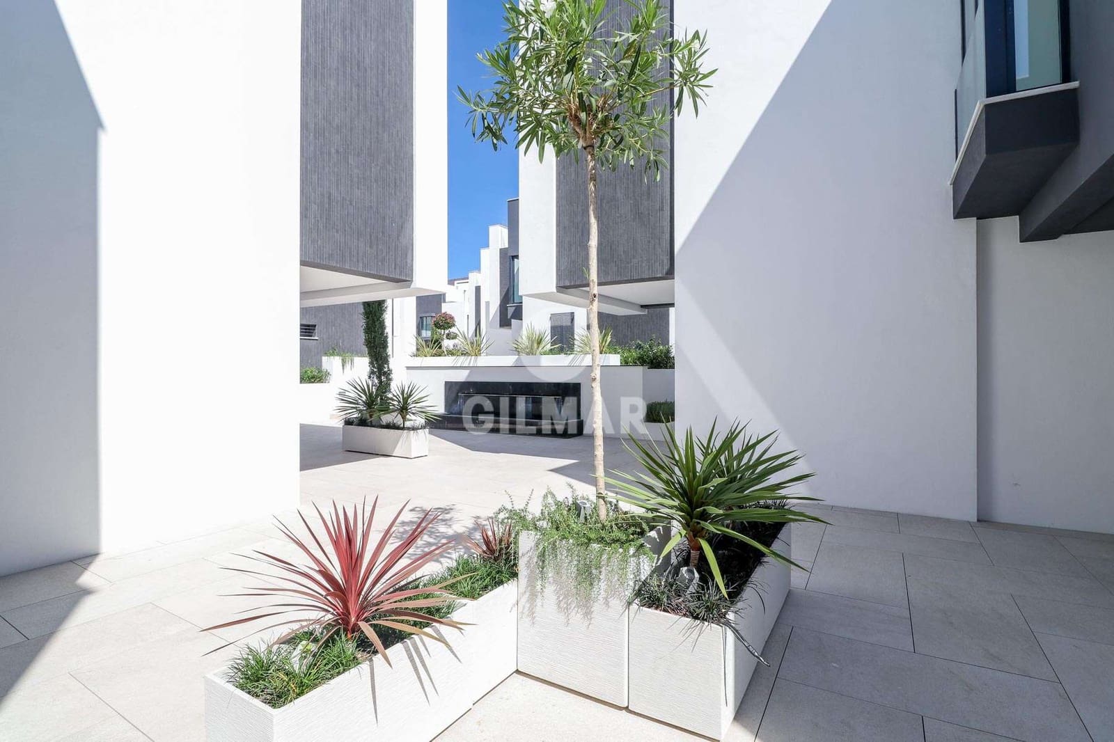 3 soveværelse Rækkehus til salg i Estepona med swimmingpool garage - € 2.500.000 (Ref: 9206001)