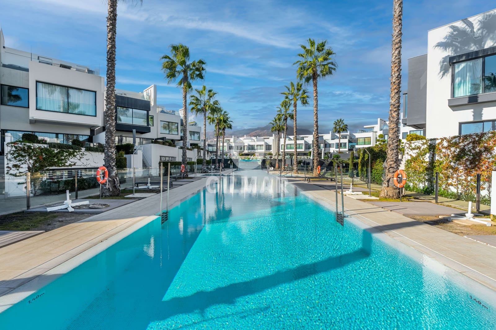 3 soveværelse Rækkehus til salg i Estepona med swimmingpool garage - € 2.500.000 (Ref: 9206002)