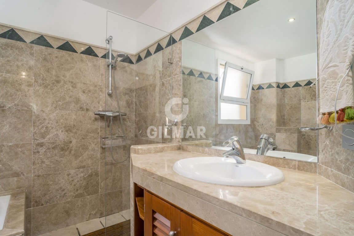 4 sypialnia Penthouse na sprzedaż w San Roque z basenem garażem - 650 000 € (Ref: 9206003)