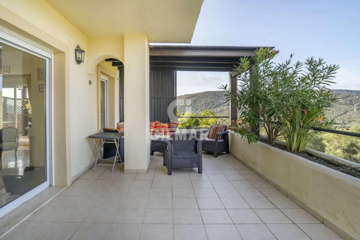 4 sypialnia Penthouse na sprzedaż w San Roque z basenem garażem - 650 000 € (Ref: 9206003)