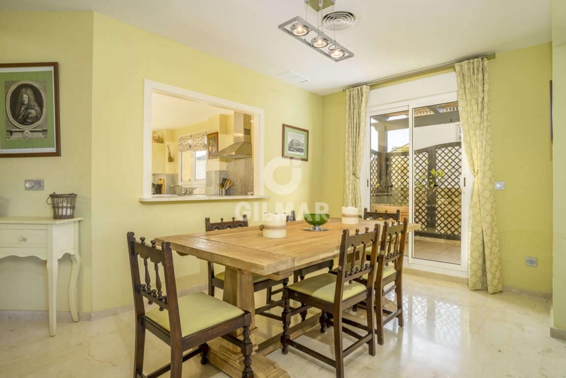 4 sypialnia Penthouse na sprzedaż w San Roque z basenem garażem - 650 000 € (Ref: 9206003)