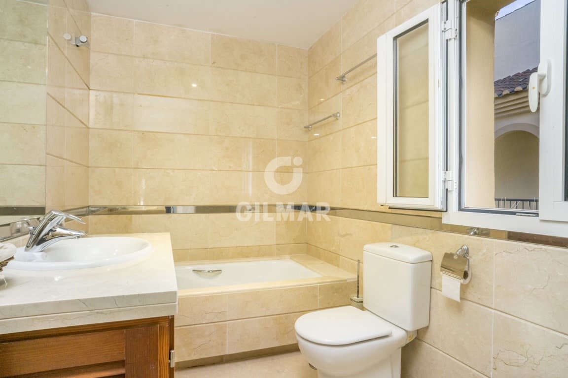 4 sypialnia Penthouse na sprzedaż w San Roque z basenem garażem - 650 000 € (Ref: 9206003)