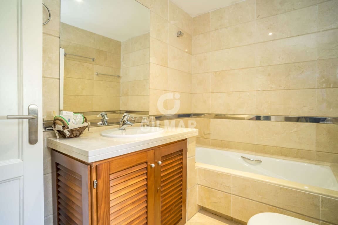 4 sypialnia Penthouse na sprzedaż w San Roque z basenem garażem - 650 000 € (Ref: 9206003)