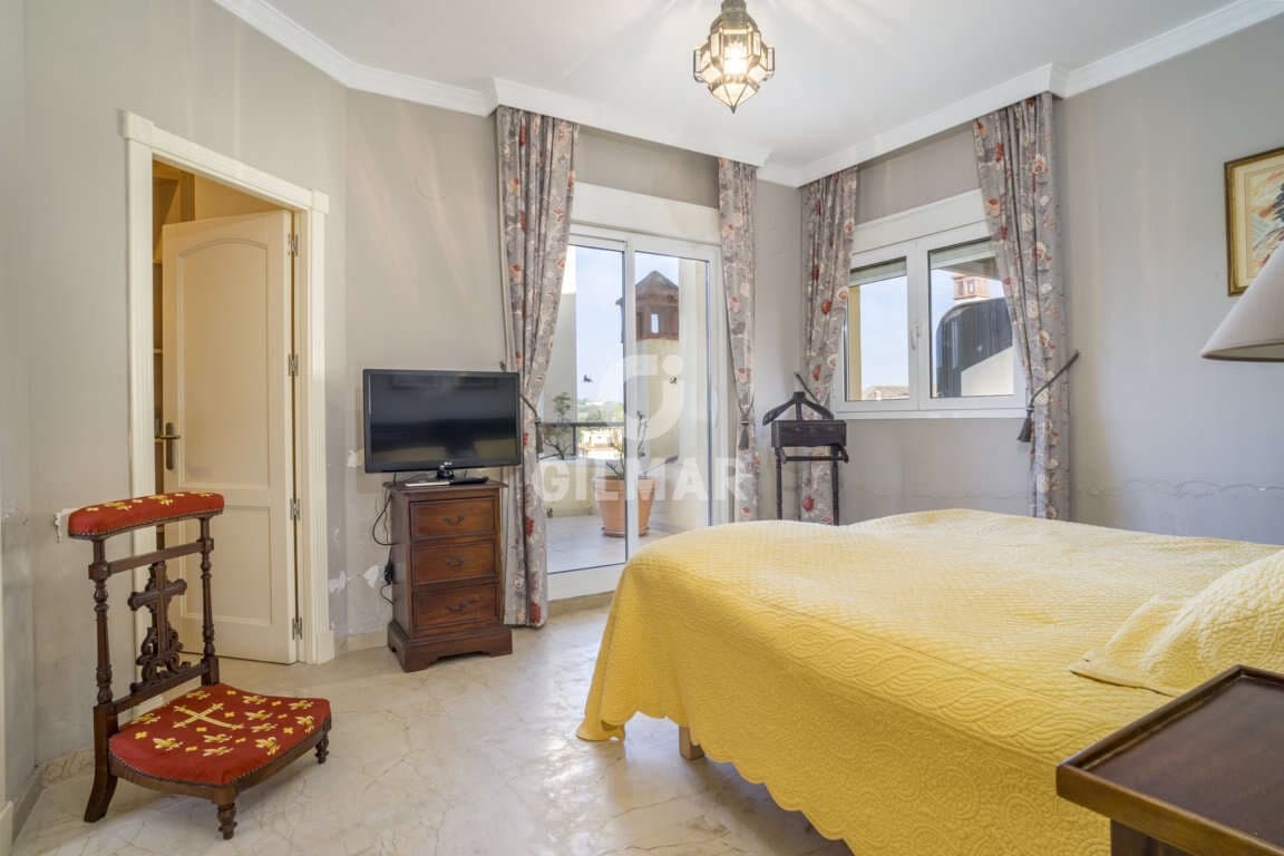 4 sypialnia Penthouse na sprzedaż w San Roque z basenem garażem - 650 000 € (Ref: 9206003)