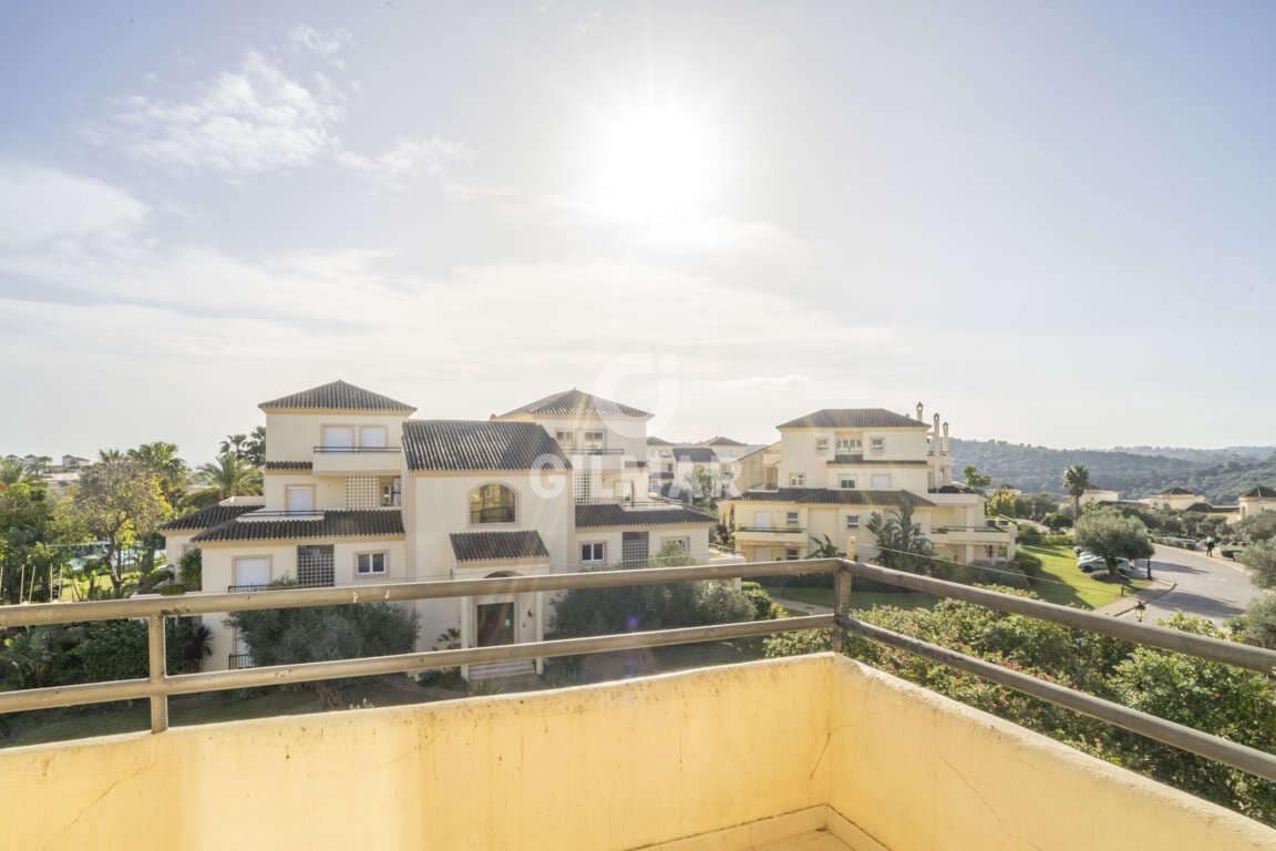 4 sypialnia Penthouse na sprzedaż w San Roque z basenem garażem - 650 000 € (Ref: 9206003)