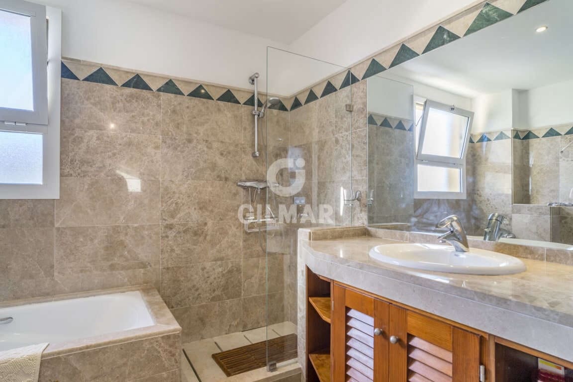 4 sypialnia Penthouse na sprzedaż w San Roque z basenem garażem - 650 000 € (Ref: 9206003)