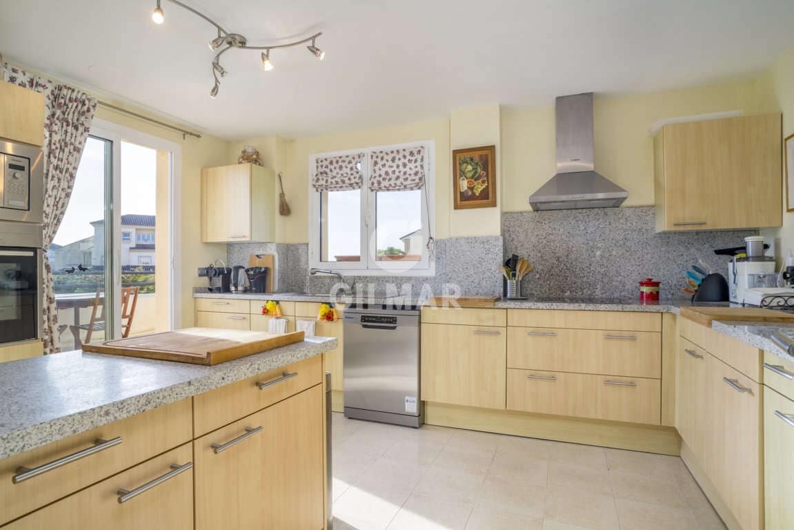 4 sypialnia Penthouse na sprzedaż w San Roque z basenem garażem - 650 000 € (Ref: 9206003)