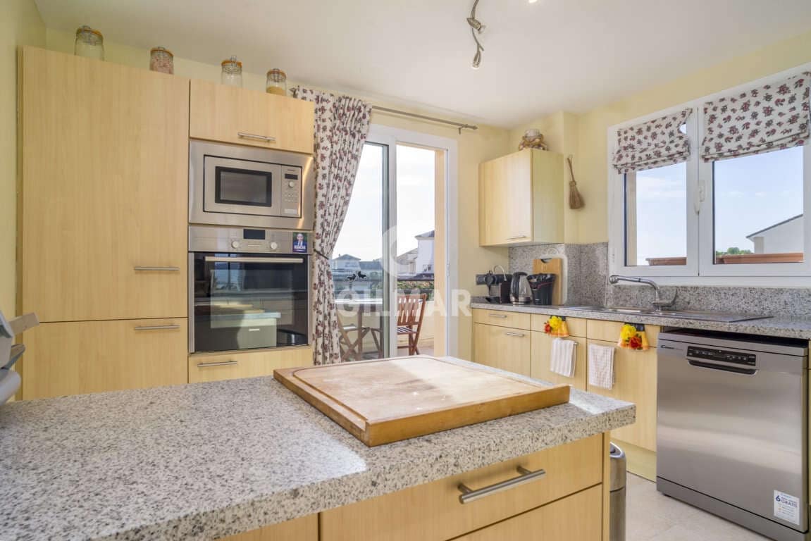 4 sypialnia Penthouse na sprzedaż w San Roque z basenem garażem - 650 000 € (Ref: 9206003)