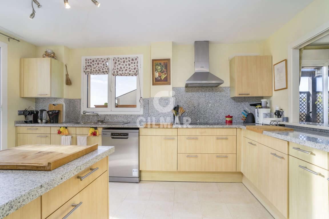 4 sypialnia Penthouse na sprzedaż w San Roque z basenem garażem - 650 000 € (Ref: 9206003)