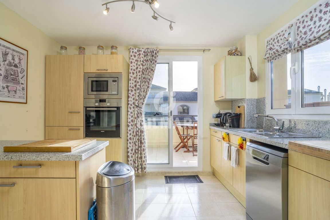 4 sypialnia Penthouse na sprzedaż w San Roque z basenem garażem - 650 000 € (Ref: 9206003)