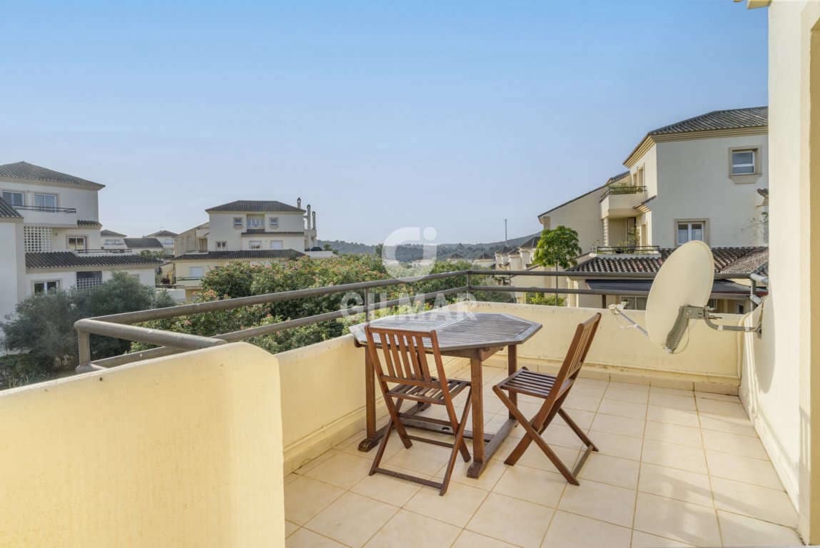 4 sypialnia Penthouse na sprzedaż w San Roque z basenem garażem - 650 000 € (Ref: 9206003)