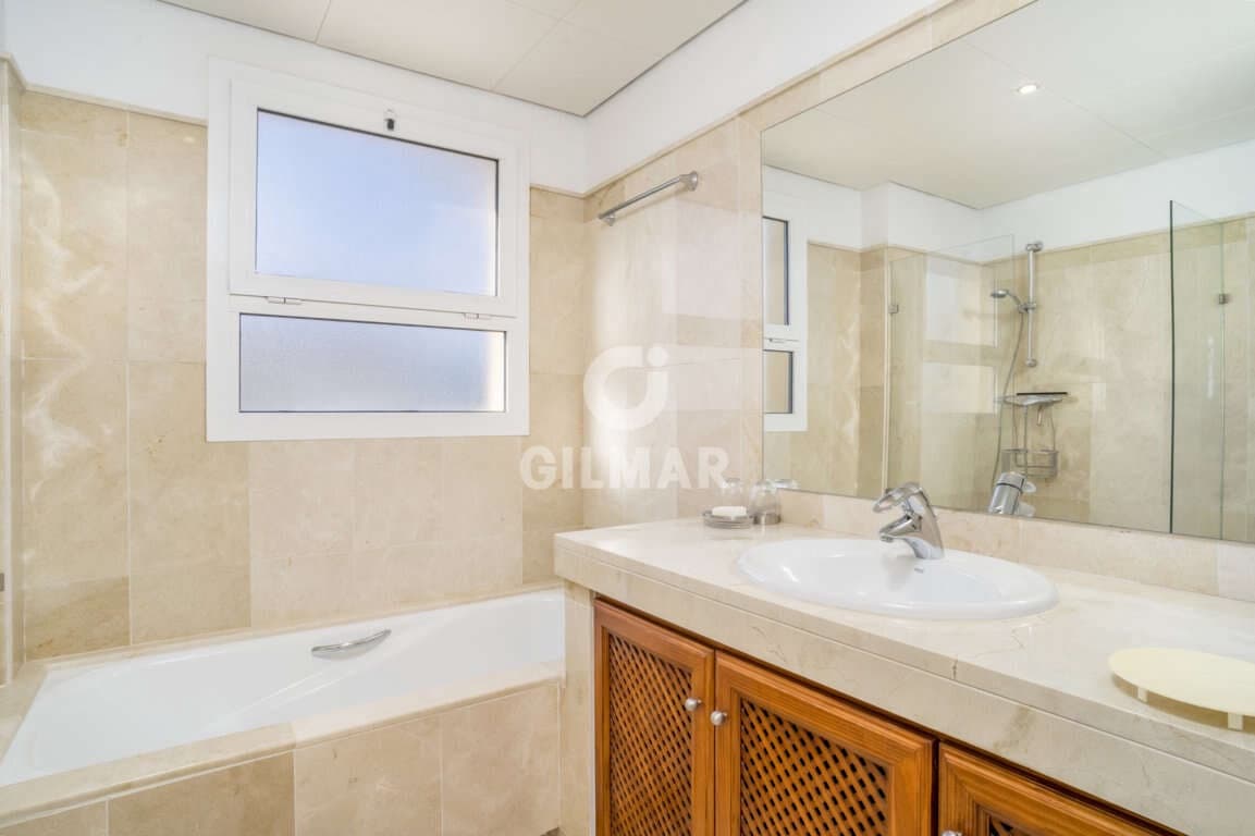 4 sypialnia Penthouse na sprzedaż w San Roque z basenem garażem - 650 000 € (Ref: 9206003)