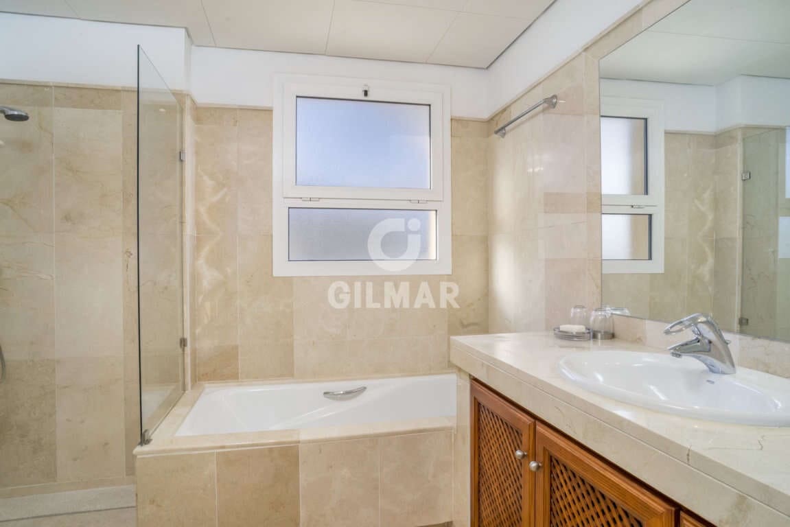 4 sypialnia Penthouse na sprzedaż w San Roque z basenem garażem - 650 000 € (Ref: 9206003)