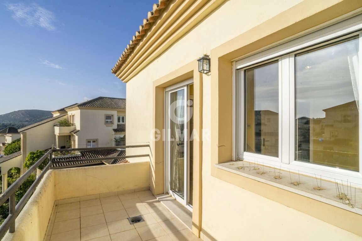 4 sypialnia Penthouse na sprzedaż w San Roque z basenem garażem - 650 000 € (Ref: 9206003)