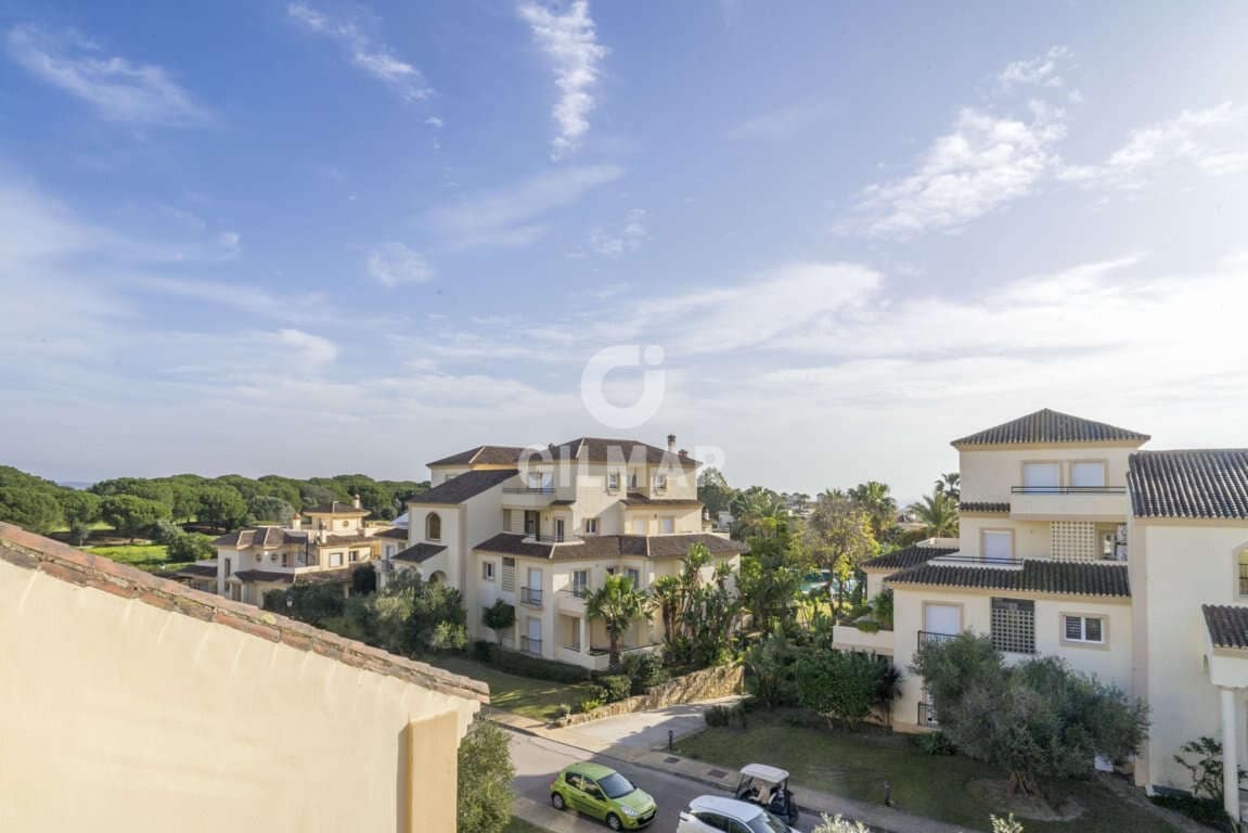 4 sypialnia Penthouse na sprzedaż w San Roque z basenem garażem - 650 000 € (Ref: 9206003)